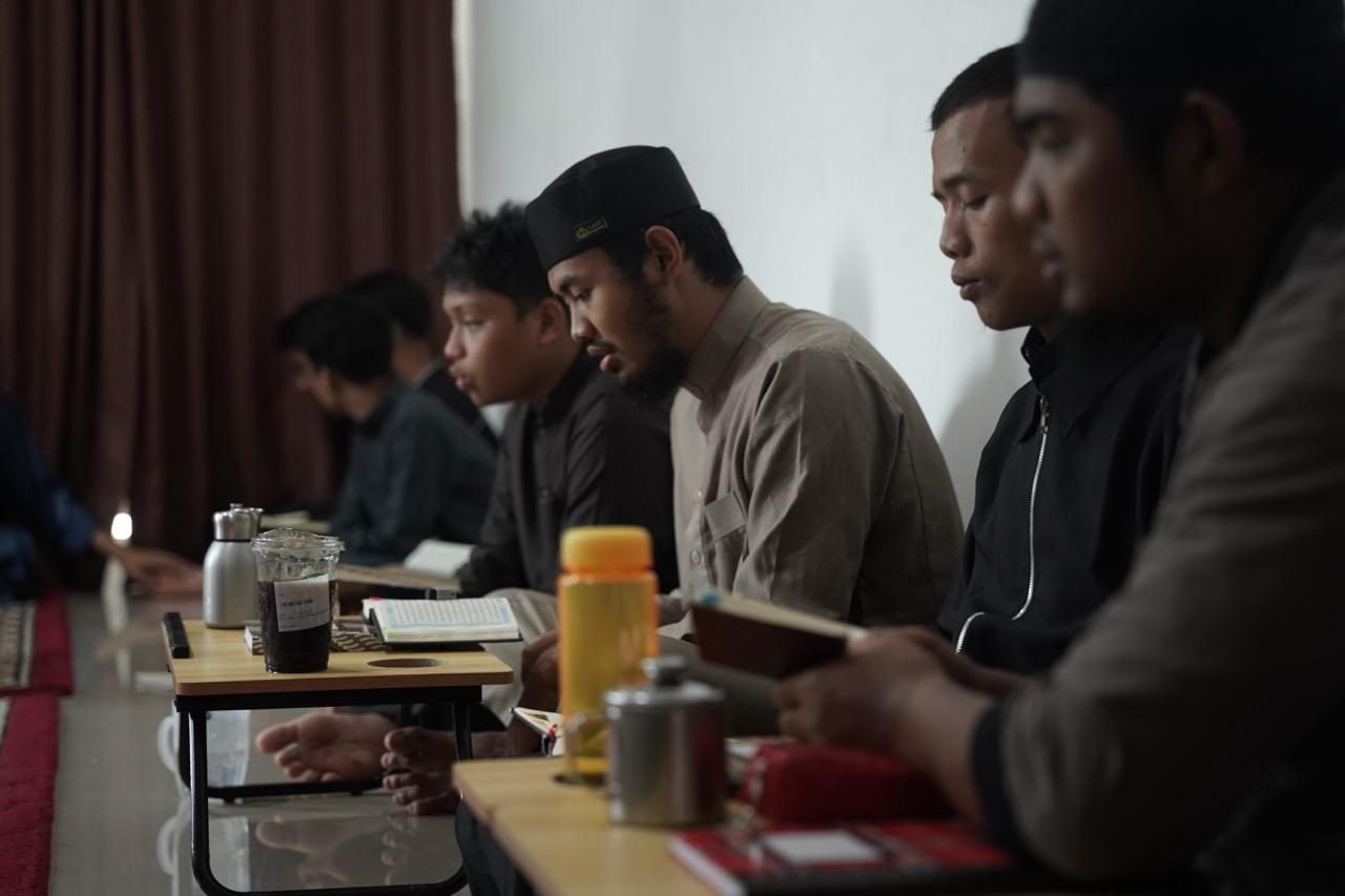 Santri menyimak bacaan di halaqah Markaz Mutqin